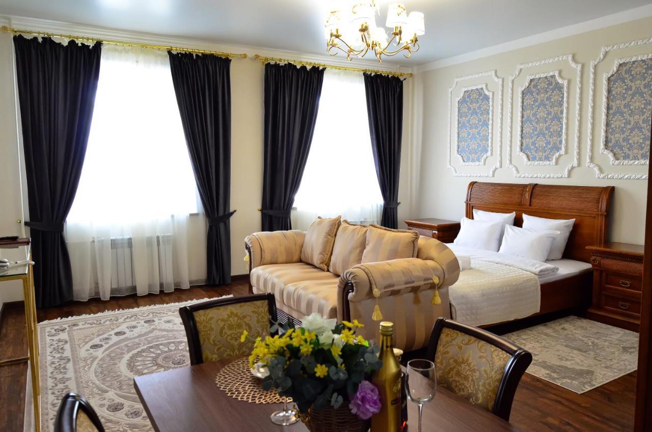 Golden Park Hotel パヴロダル エクステリア 写真